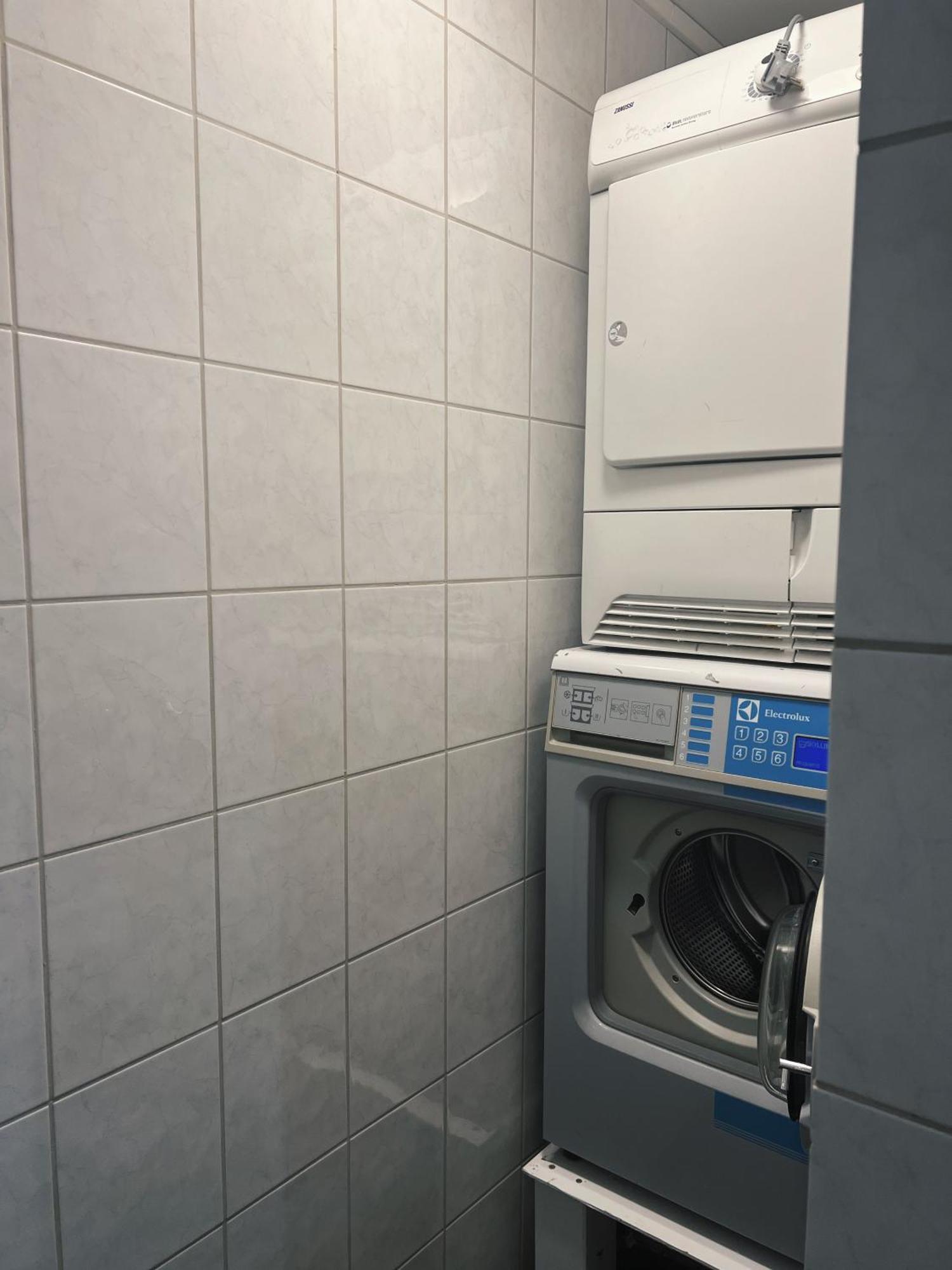 ホテル ハウゲン パンショナート スバールバル ロングイェールビーン 部屋 写真